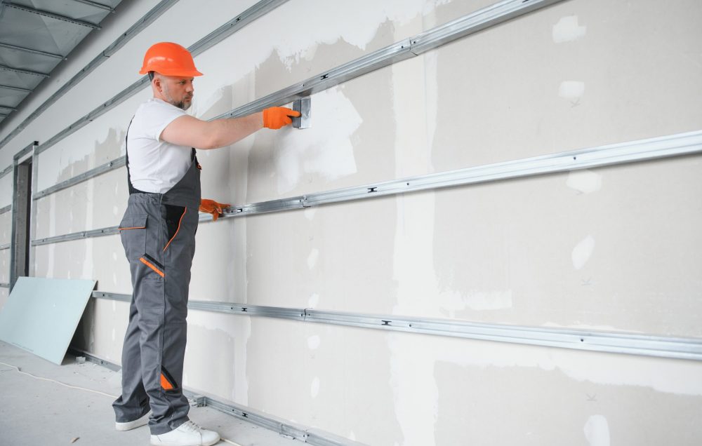 Mann bei der Trockenbauarbeit